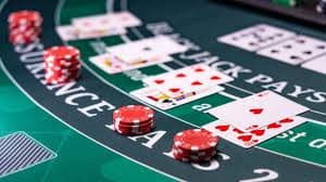 Platform caricuan menampilkan meja dealer langsung dan permainan slot